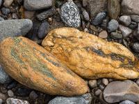 Zwei bräunlichgelbe Steine mit dunklen Vertiefungen